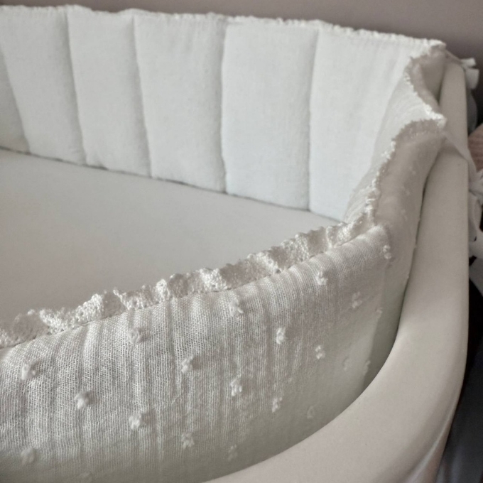 Protectie laterala patut bebe din muselina – Buline milky (3)
